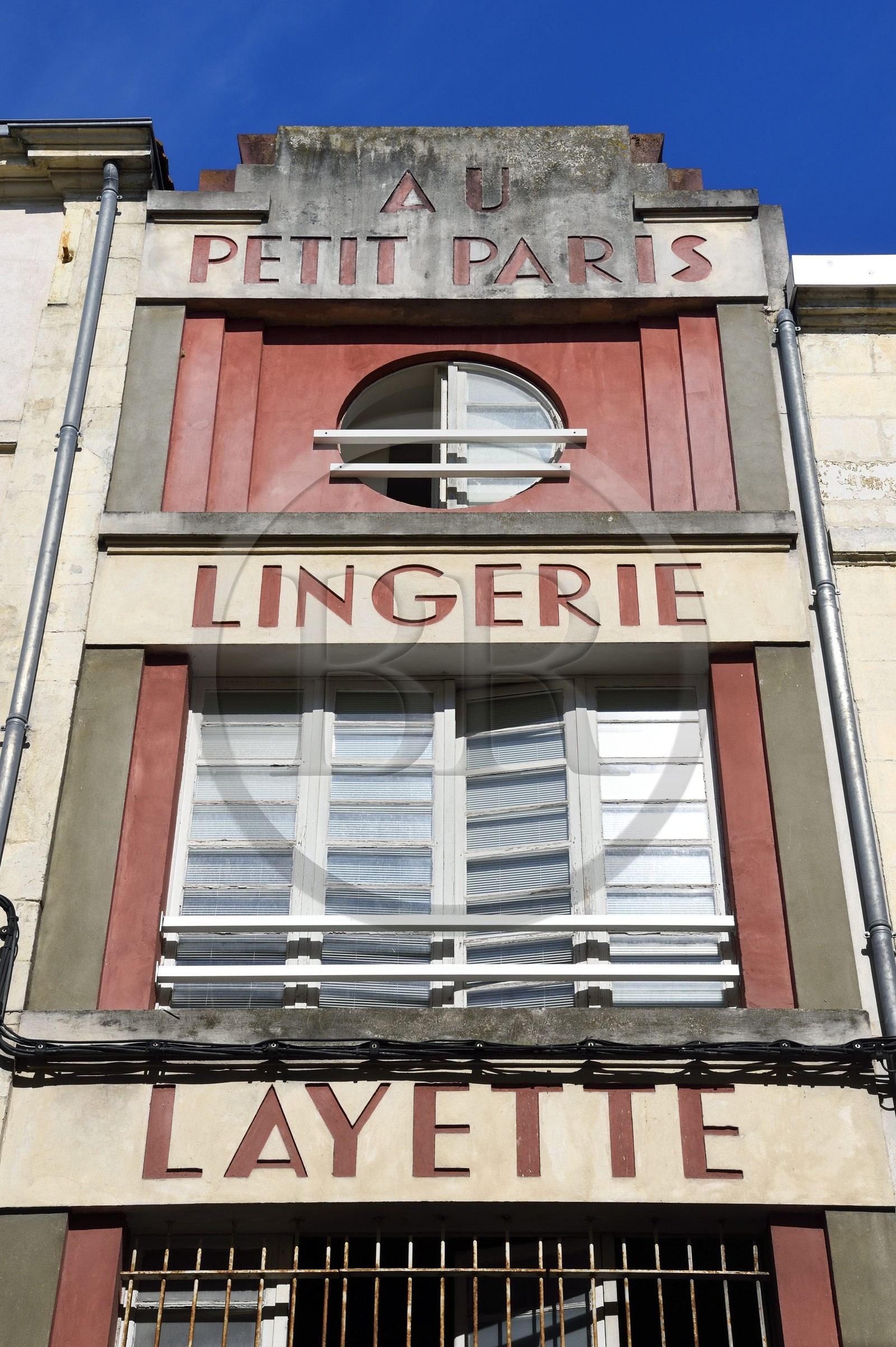 France, Charente-Maritime (17), La Rochelle, facade Art Déco de l'ancien commerce Au petit Paris - Lingerie Layette au 35 rue des Merciers