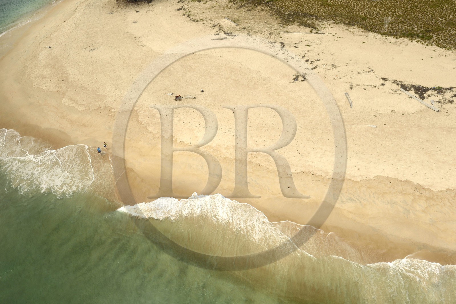 Gabon, province de l'Estuaire, la plage de la Pointe Denis qui fait face à Libreville de l'autre côté de l'Estuaire du Gabon (vue aérienne)