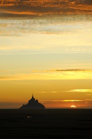 France, Manche (50), Baie du Mont-Saint-Michel, le Mont-Saint-Michel au coucher de soleil, classé Patrimoine Mondial de l'UNESCO