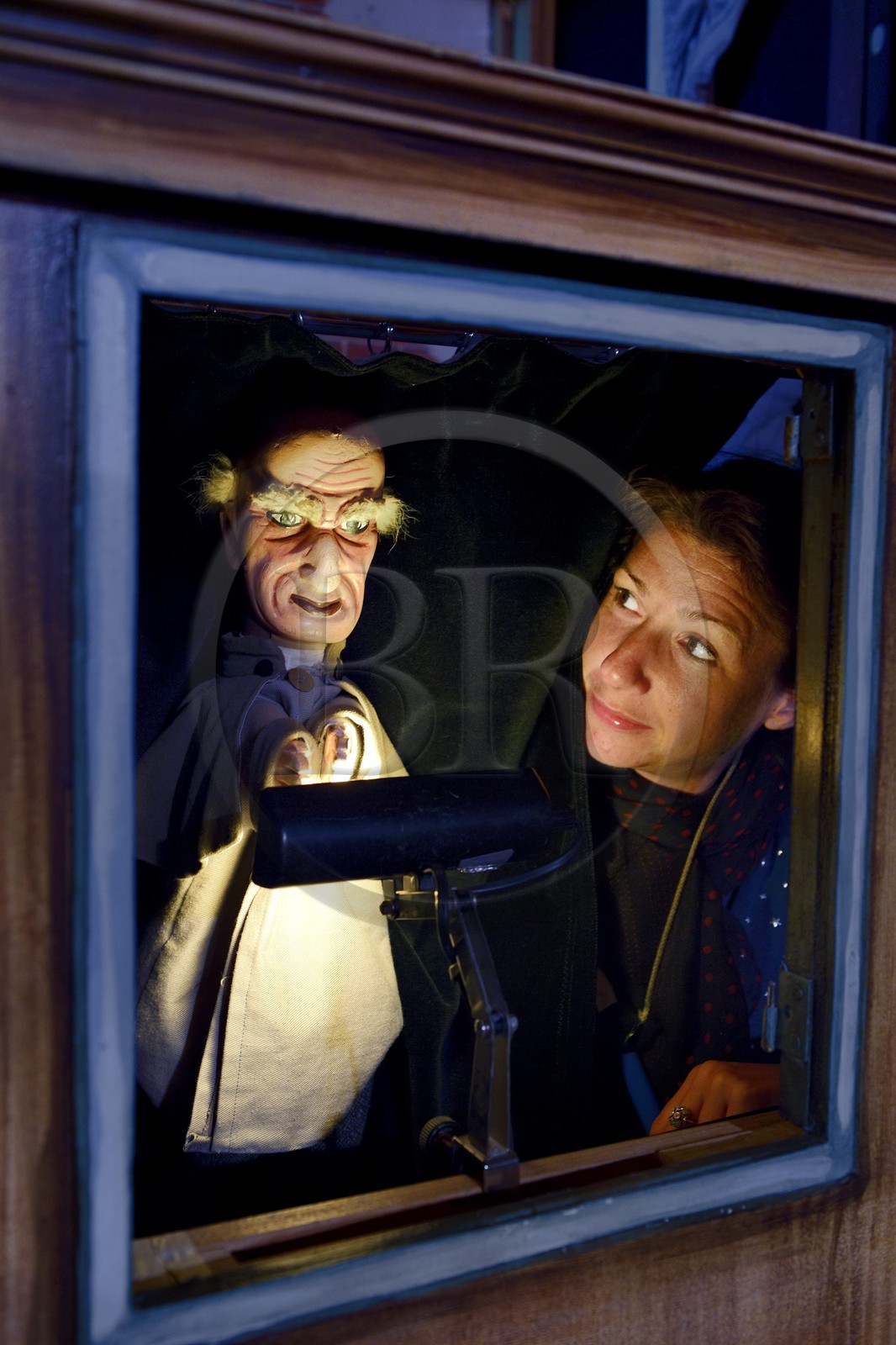 France, Rhône (69), Lyon, Guignol de Lyon, théâtre des marionnettes, marionnettiste du Collectif ZonZons manipulant la marionnette Cannezou dans le castelet