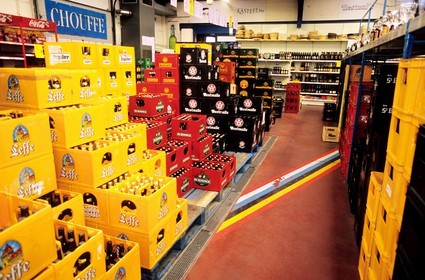 Belgique, Flandre, village de Baarle-Hertog   Baarle-Nassau, la frontière entre la Belgique et les Pays-Bas est marquée au sol et passe au milieu du magasin d'alcool (qui possède deux caisses)