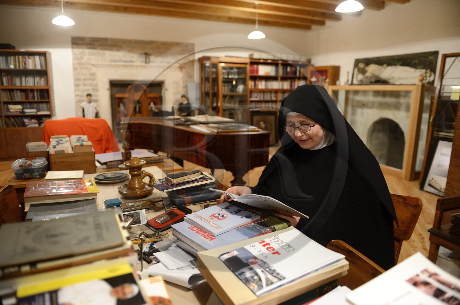Croatie, Dalmatie, côte dalmate, Sibenik, Couvent Sainte-Lucie (samostan sv. Luce), soeur Fortunata étudie dans la salle commune
