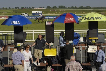 Irlande, Co. Meath, hippodrome de Fairyhouse, bookmakers au bord du champ de course