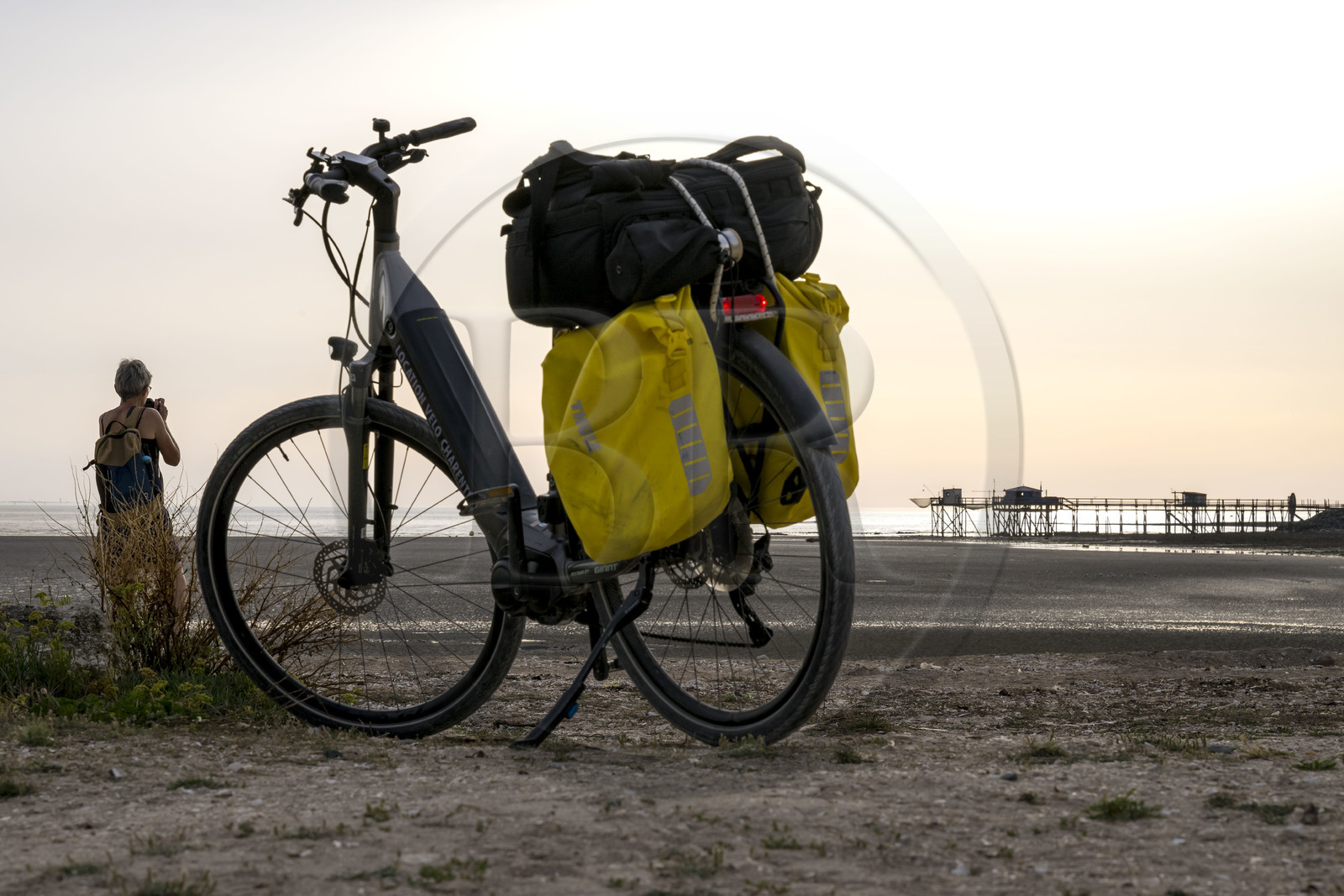 France, Charente-Maritime (17), La Rochelle, Aytré, les cabanes de pêche traditionnelle au carrelet en bordure de la plage du Paradis à Besselue