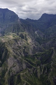 France, Ile de la Reunion, le cirque de Cilaos, classé Patrimoine Mondial de l'UNESCO, le village de Ilet à Cordes et le Col du Taïbit (vue aérienne)