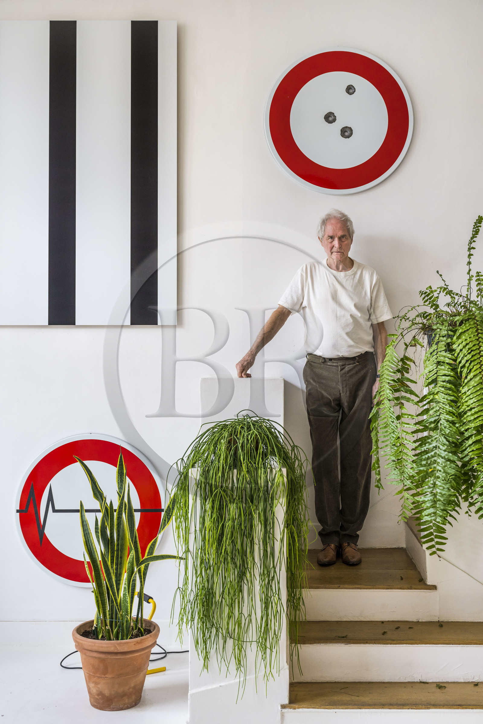 France, Paris (75), l'artiste plasticien Jean-Pierre Raynaud dans son appartement atelier