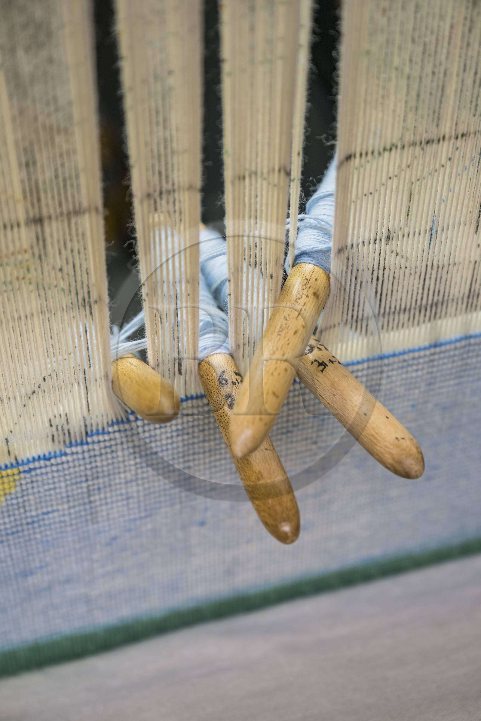 France, Hérault (34), Lodève, Manufacture de la Savonnerie unique annexe de la Manufacture Nationale de tapis de la Savonnerie des Gobelins, travail d'une licière sur un métier à tisser, broches à tapisserie