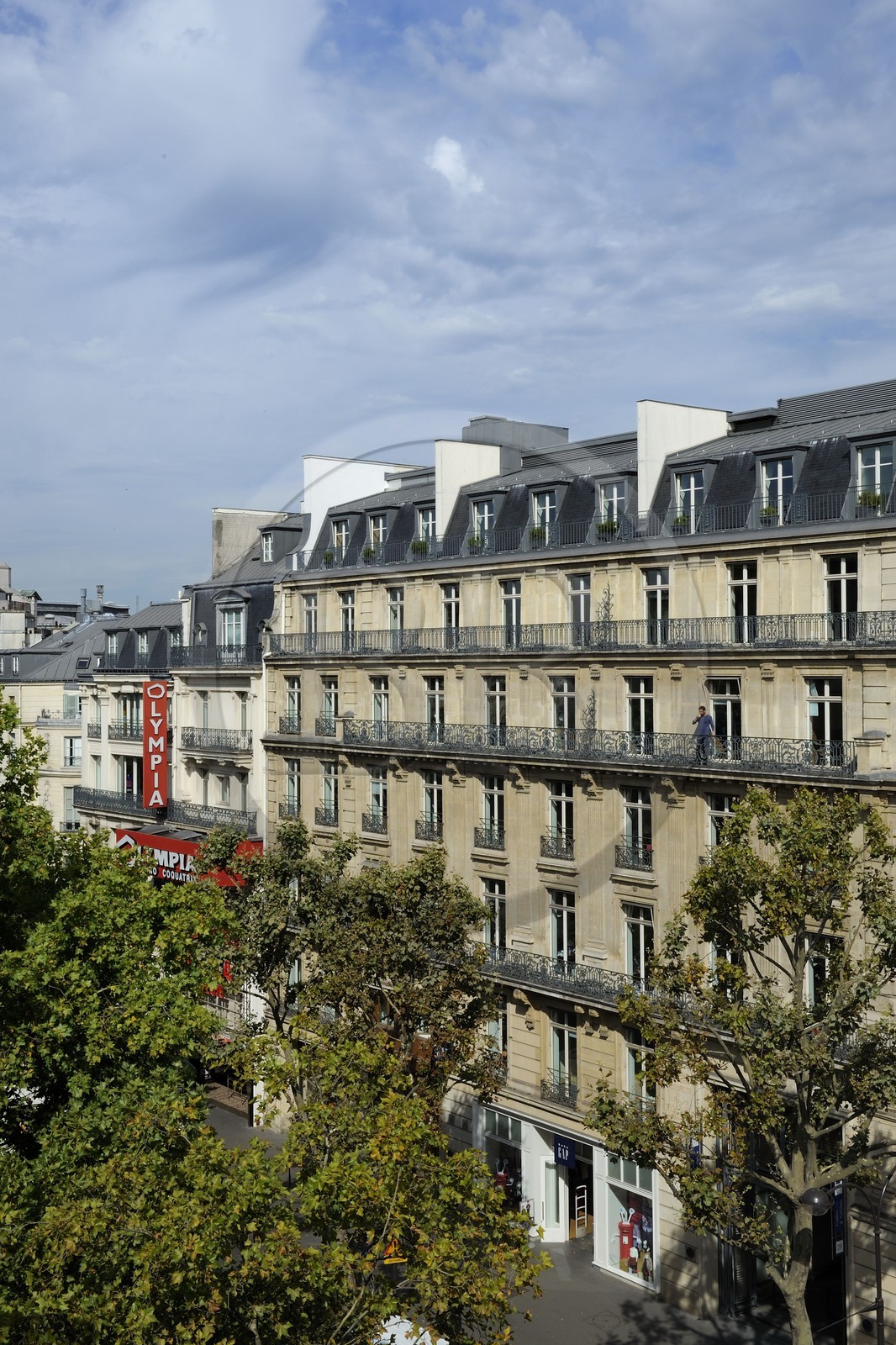 France, Paris (75),  immeubles haussmanniens sur le boulevard des Capucines et la salle de spectacle de l'Olympia