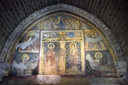 France, Haute-Loire (43), Le Puy-en-Velay, étape des chemins de Compostelle, la cathédrale Notre-Dame-de-l'Annonciation du XIIe siècle classée Patrimoine Mondial de l'UNESCO, la salle capitulaire des chanoines dans le cloitre, peinture murale représentant la Crucifixion romane avec une influence byzantine du XIIe siècle