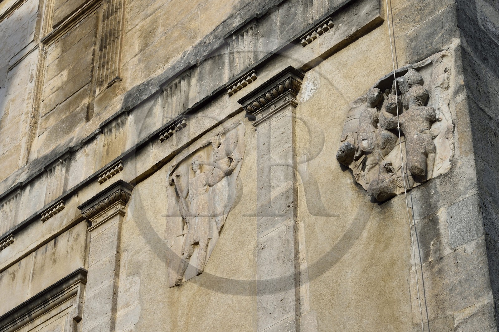 France, Bouches-du-Rhône (13), Arles, l’hotel particulier des Amazones avec des ornements prélevés dans la nécropole romaine des Alyscamps