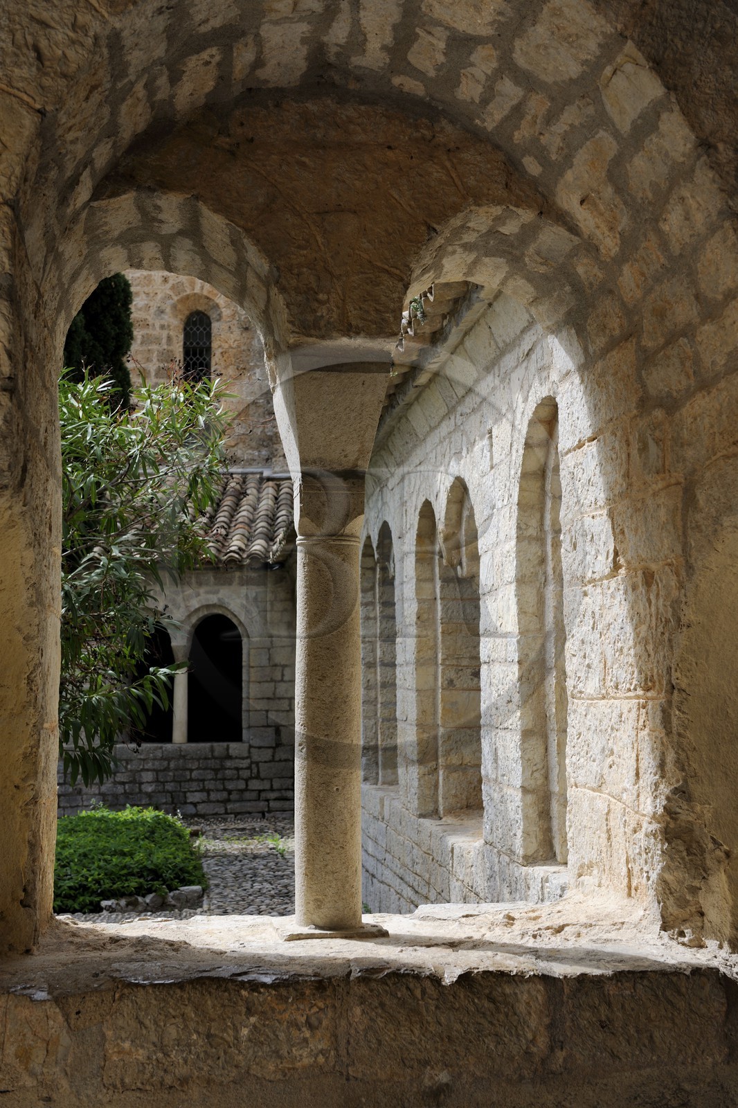 France, Hérault (34), village médiéval de Saint-Guilhem-le-Désert, étape du pélerinage de Saint-Jacques-de-Compostelle, labellisé Les Plus Beaux Villages de France, abbaye de Gellone du XIe siècle classée Patrimoine Mondial de l'UNESCO, Le cloître