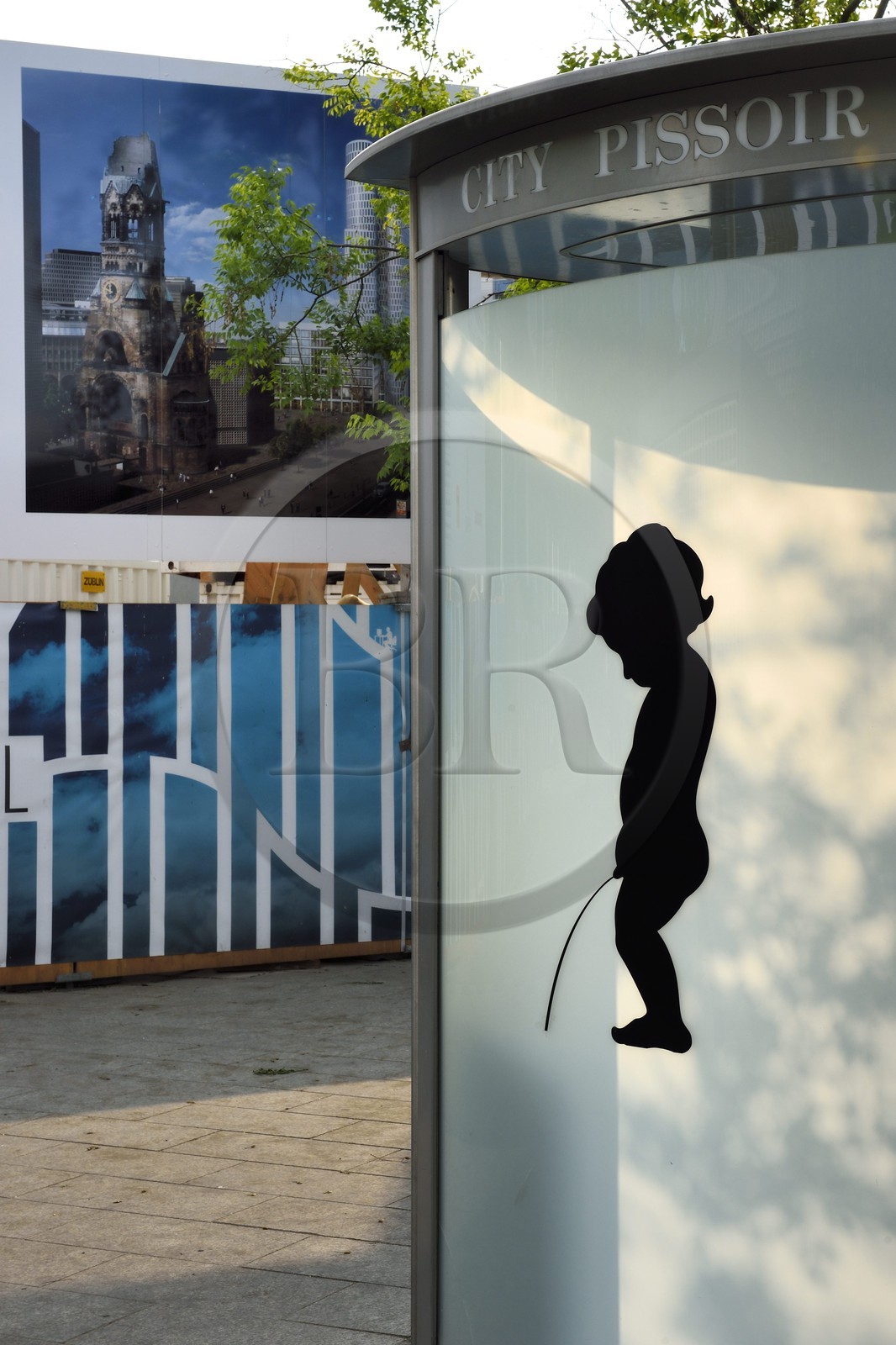 Germany, Berlin, Tiergarten district, Breitscheidplatz, urinal and Kaiser-Wilhelm-Gedächtniskirche (Kaiser Wilhelm Memorial Church)