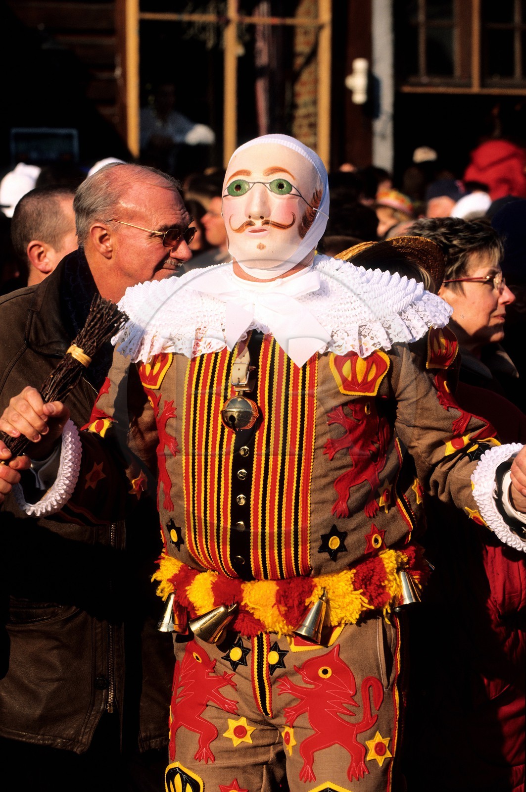 Belgique, Wallonie, Binche, carnaval de Binche, Gilles de Binche portant son masque spécifique avec un ramon (bois) à la main