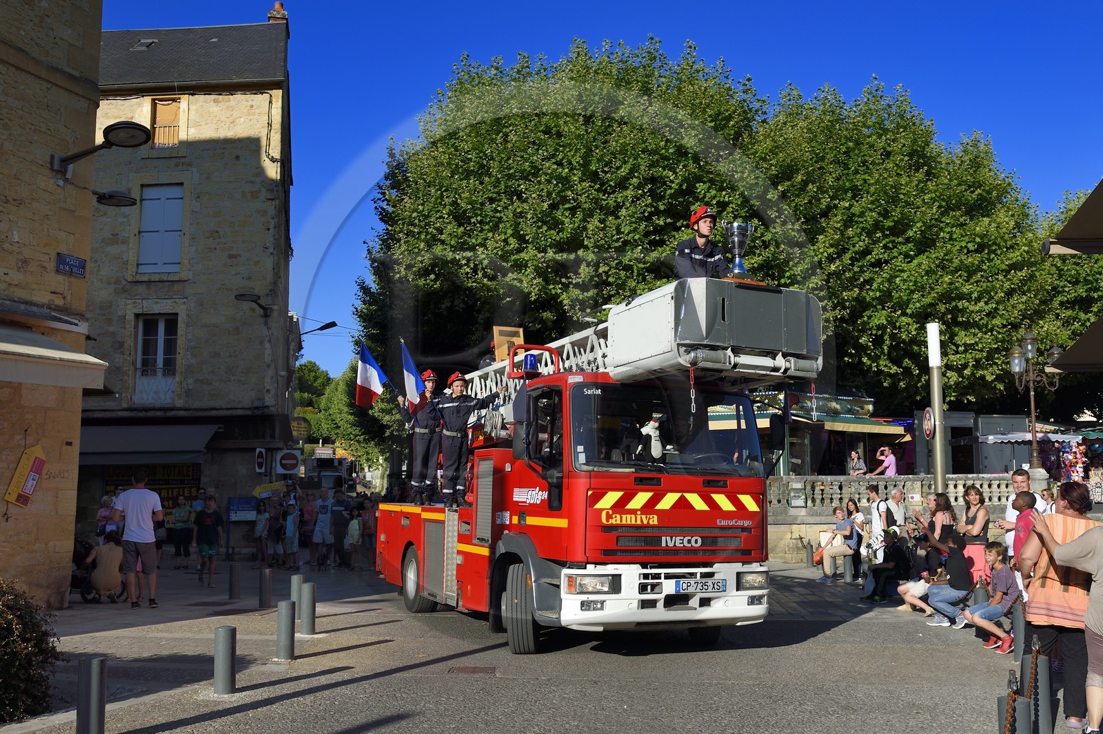 France, Dordogne (24), Périgord Noir, vallée de la Dordogne, Sarlat-la-Canéda, défilé des pompiers pour la fête nationale du 14 juillet
