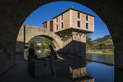 France, Aveyron (12), Millau, le pont Vieux franchissait le Tarn, l'ancien moulin sur sa deuxième pile