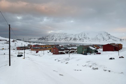 Norway, Svalbard, Spitzbergen, Longyearbyen, residential buildings and the Adventfjorden fjord