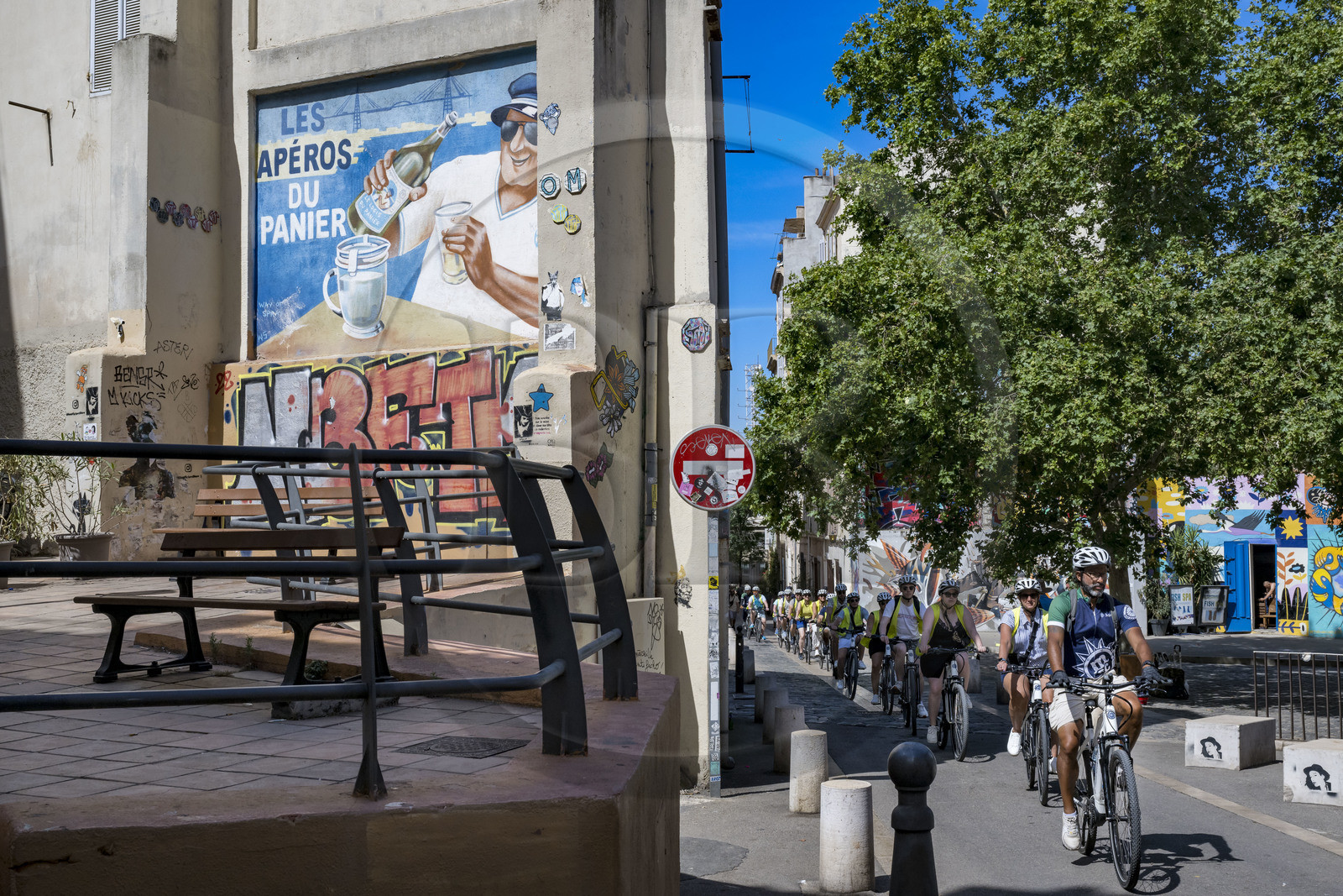 France, Bouches-du-Rhône (13), Marseille, quartier du Panier, peintures murales et graffitis place de la Charité, groupe de touristes à vélo pour une visite guidée du Panier