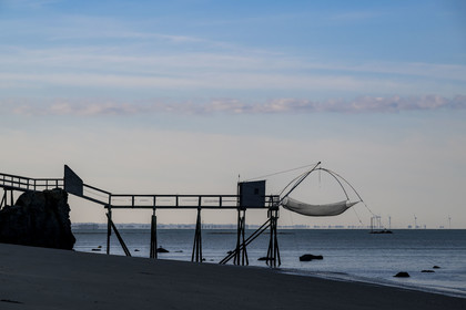 France, Loire-Atlantique (44), Baie de Bourgneuf, La Bernerie-en-Retz, cabane de pêche traditionnelle au carrelet en bordure de la plage de Crêve-coeur