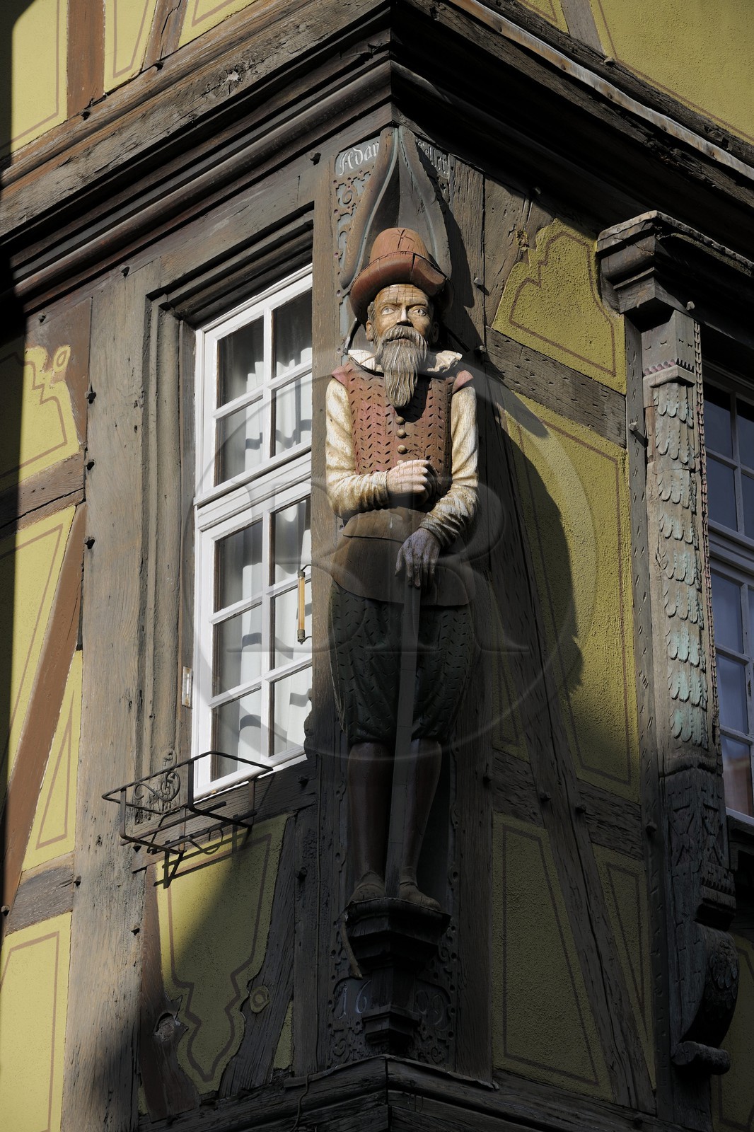 France, Haut-Rhin (68), Colmar, la maison dite « zum Kragen » (Au collet) dans la rue des Marchands, le drapier portant sa toise
