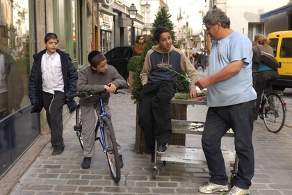 France, Paris (75), la rue des Rosiers dans le quartier juif, branches de saule vendues par des enfants a l'occasion de Soukkot