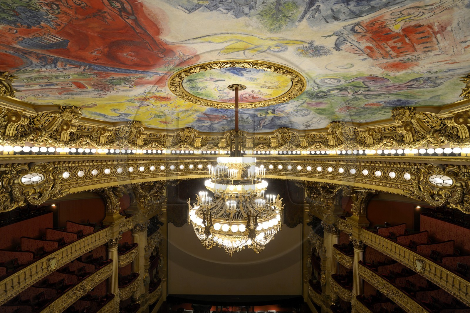 France, Paris (75), Opéra Garnier, la coupole du plafond décoré par Marc Chagall dans la grande salle et le grand lustre de 7 à 8 tonnes créé par Garnier
