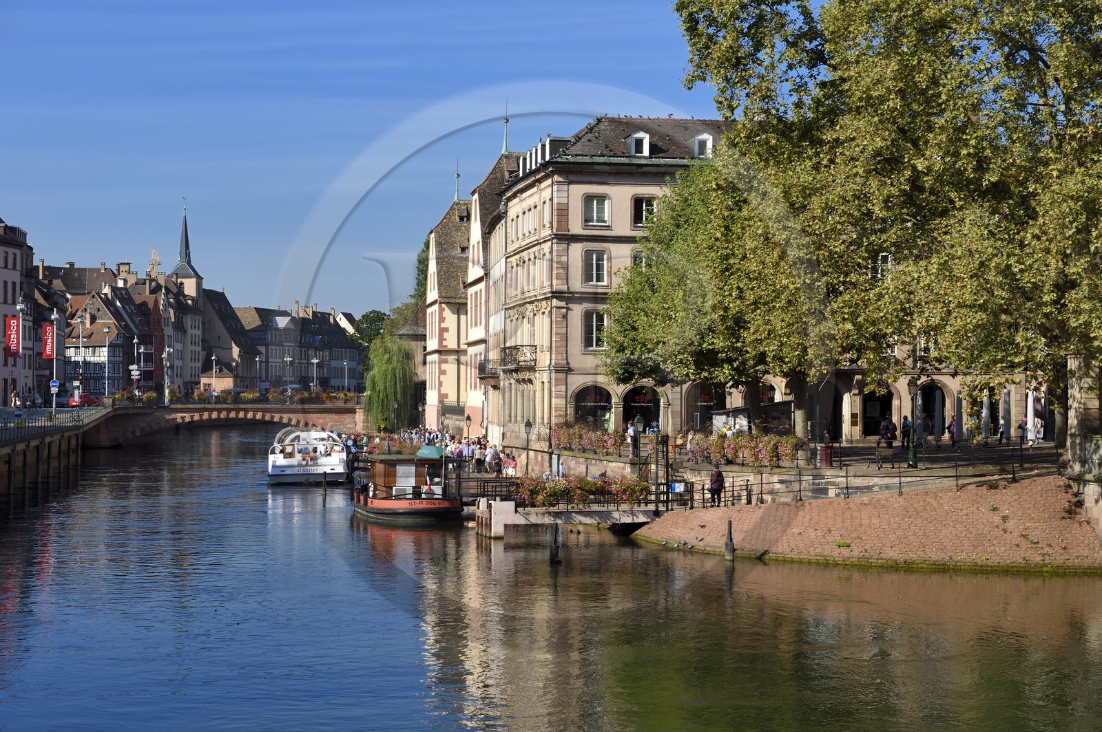 France, Bas-Rhin (67), Strasbourg, les bords de la rivière l'Ill face au quai des Bateliers et le pont du Corbeau