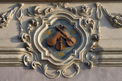 République Tchèque, Prague, centre historique classé Patrimoine Mondial de l'UNESCO, quartier Mala Strana, enseigne Aux trois petits violons dans la rue Nerudova 210 12