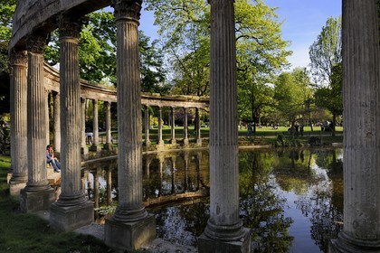 France, Paris (75), parc Monceau, colonnade sur la pièce d'eau