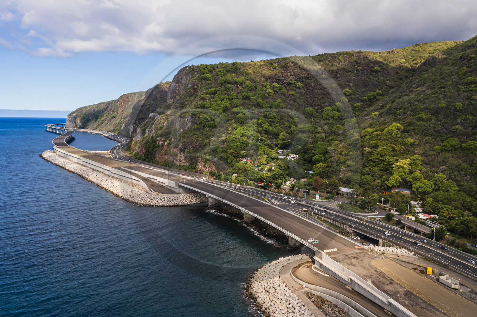 France, Ile de la Reunion, la Grande Chaloupe à La Possession, la Nouvelle Route du Littoral (NRL), fin du viaduc maritime long de 5,4 km entre la capitale Saint-Denis et la Grande Chaloupe (vue aérienne)