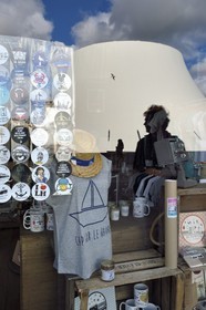 France, Seine-Maritime (76), Le Havre, Centre-ville reconstruit du Havre par Auguste Perret classé Patrimoine Mondial de l'UNESCO, le Volcan réalisé par Oscar Niemeyer se reflète dans la vitrine du magasin LoHo The Local sHop