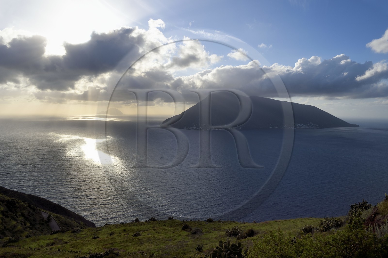 Italie, Sicile, iles Eoliennes, classées Patrimoine Mondial de l'UNESCO, Ile de Lipari, cote Nord-Ouest à Quattropani, l'Ile de Salina et l'Ile de Filicudi en arrière plan