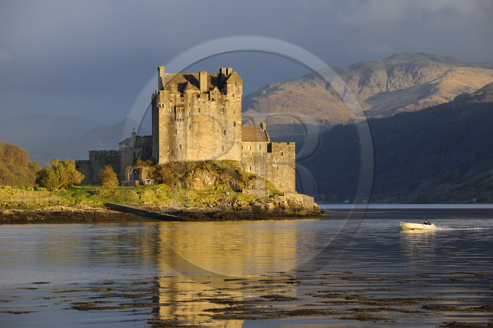 Royaume-Uni, Ecosse, région des Highlands, comté de Ross & Cromarty, Eilean Donan Castle, château à l'entrée du Loch Duich