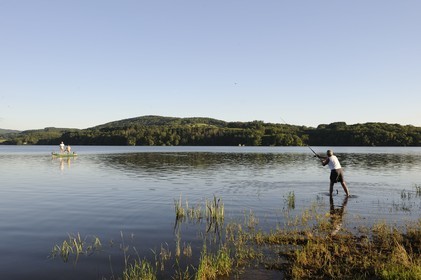 France, Nièvre (58), lac de Pannecière, pêche à la ligne en soirée