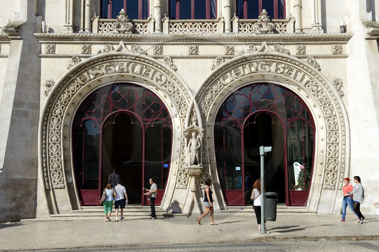 Portugal, Lisbonne, quartier de Baixa pombalin, façade de la gare du Rossio construite en 1886 par l'architecte José Luis Monteiro en style néomanuélin