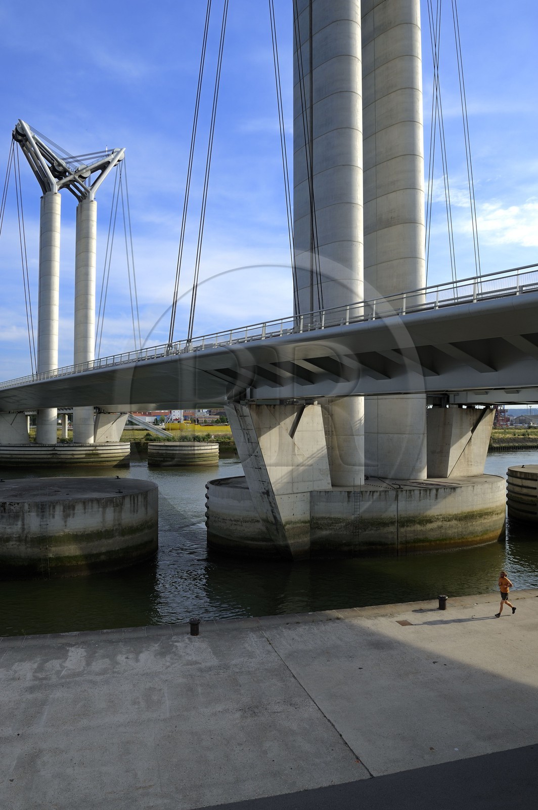 France, Seine-Maritime (76), Rouen, le pont levant Gustave Flaubert sur la Seine