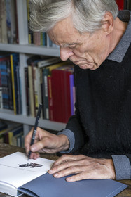 France, Paris (75), le dessinateur et auteur de bande-dessinée François Schuiten dans son atelier parisien