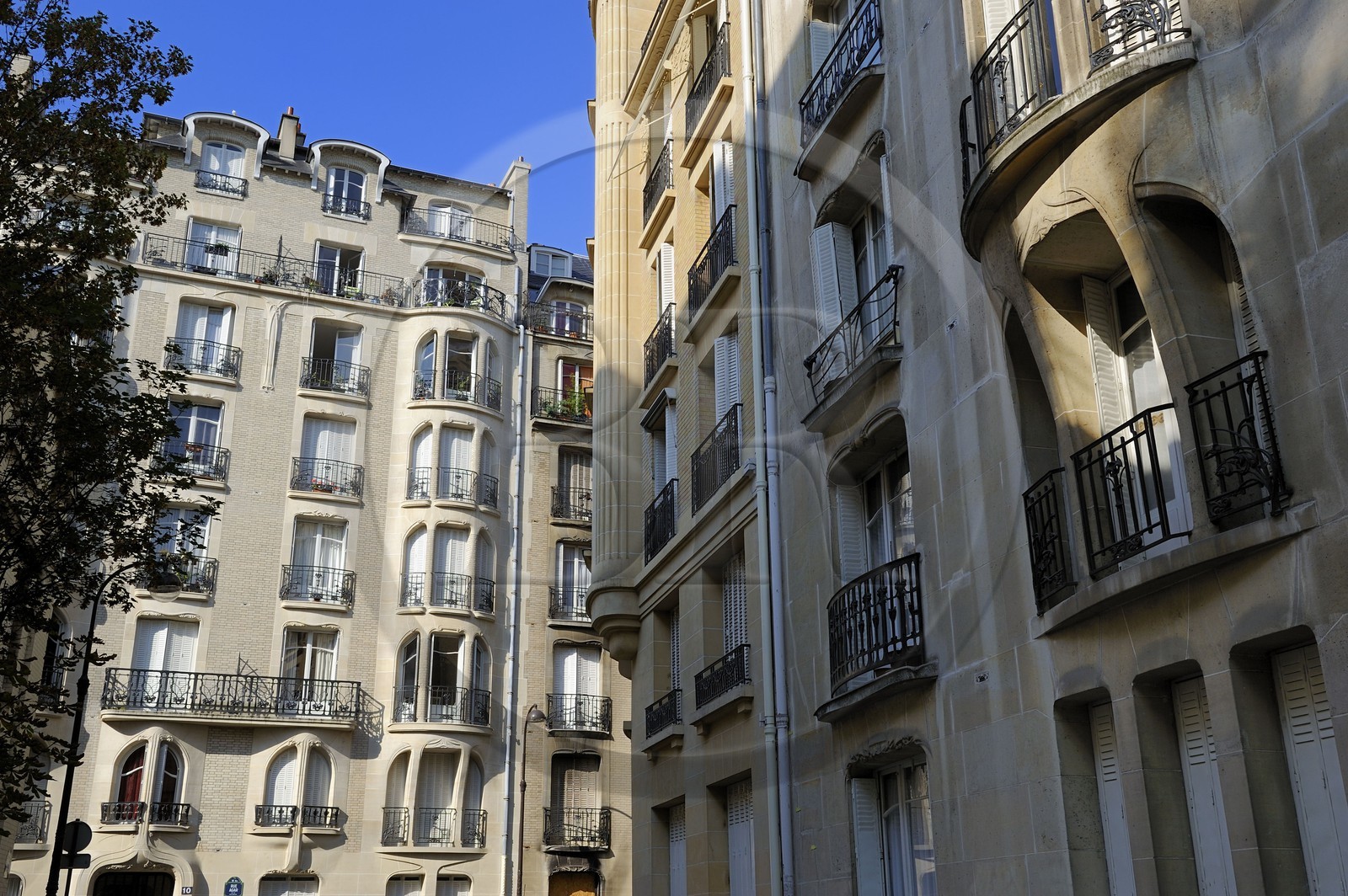 France, Paris (75), immeuble de l'ensemble dit de la rue Moderne autour de la rue Agar de style Art Nouveau par Hector Guimard