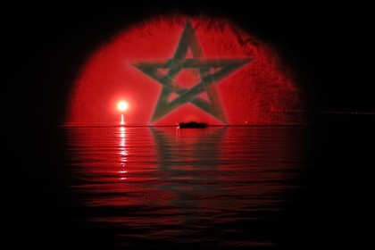 Maroc, région de l'Oriental, station balnéaire de Mediterrania Saïdia, soirée d'inauguration du 19 juin 2009, drapeau marocain projeté sur un rideau d'eau