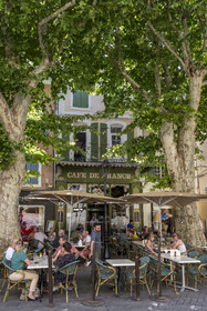 France, Vaucluse, L'Isle sur la Sorgue, old town, Place de la Liberté, terrace under the plane trees of the Café de France