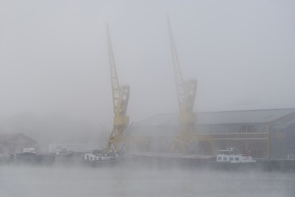 France, Seine-Maritime (76), Rouen, les anciens docks sur les quais de Seine, les grues par temps de brouillard