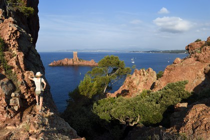 France, Var (83), Agay commune de Saint-Raphaël, massif de l'Estérel, la Corniche d'Or, la tour de l'Ile d'Or au large du cap du Dramont