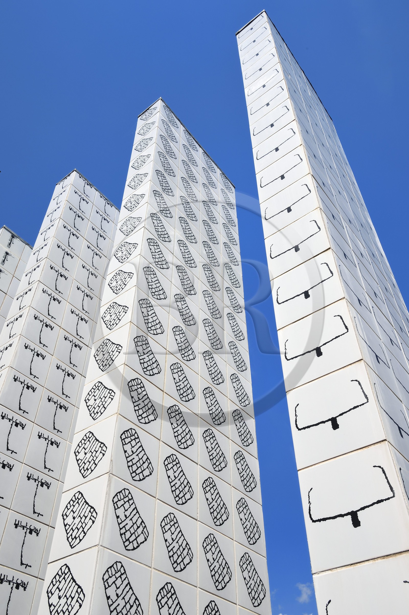 France, Alpes-Maritimes (06), vallée de la Roya, Tende, musée départemental des Merveilles, détail de la facade et du parvis ornés de motifs rupestre de la vallée des Merveilles