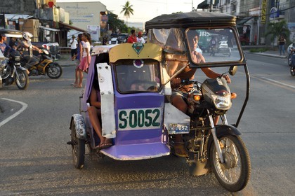 Philippines, province de Nueva Ecija, Bambang, tricycle moto-taxi dans la rue principale