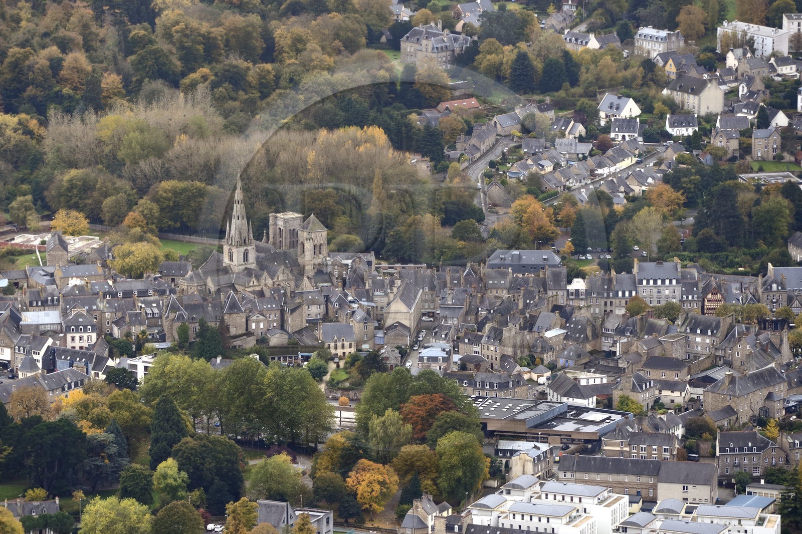 France, Côtes-d'Armor (22), Guingamp, le centre ville et la basilique Notre-Dame de Bon-Secours (vue aérienne)