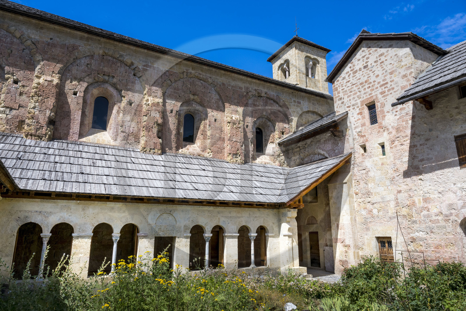 France, Hautes Alpes (05), Crots, abbaye Notre-Dame de Boscodon du XIIe siècle, le cloitre