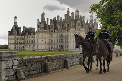 France, Loir et Cher (41), Vallée de la Loire classée Patrimoine Mondial de l' UNESCO, château de Chambord, patrouille de (femmes) gendarmes à cheval
