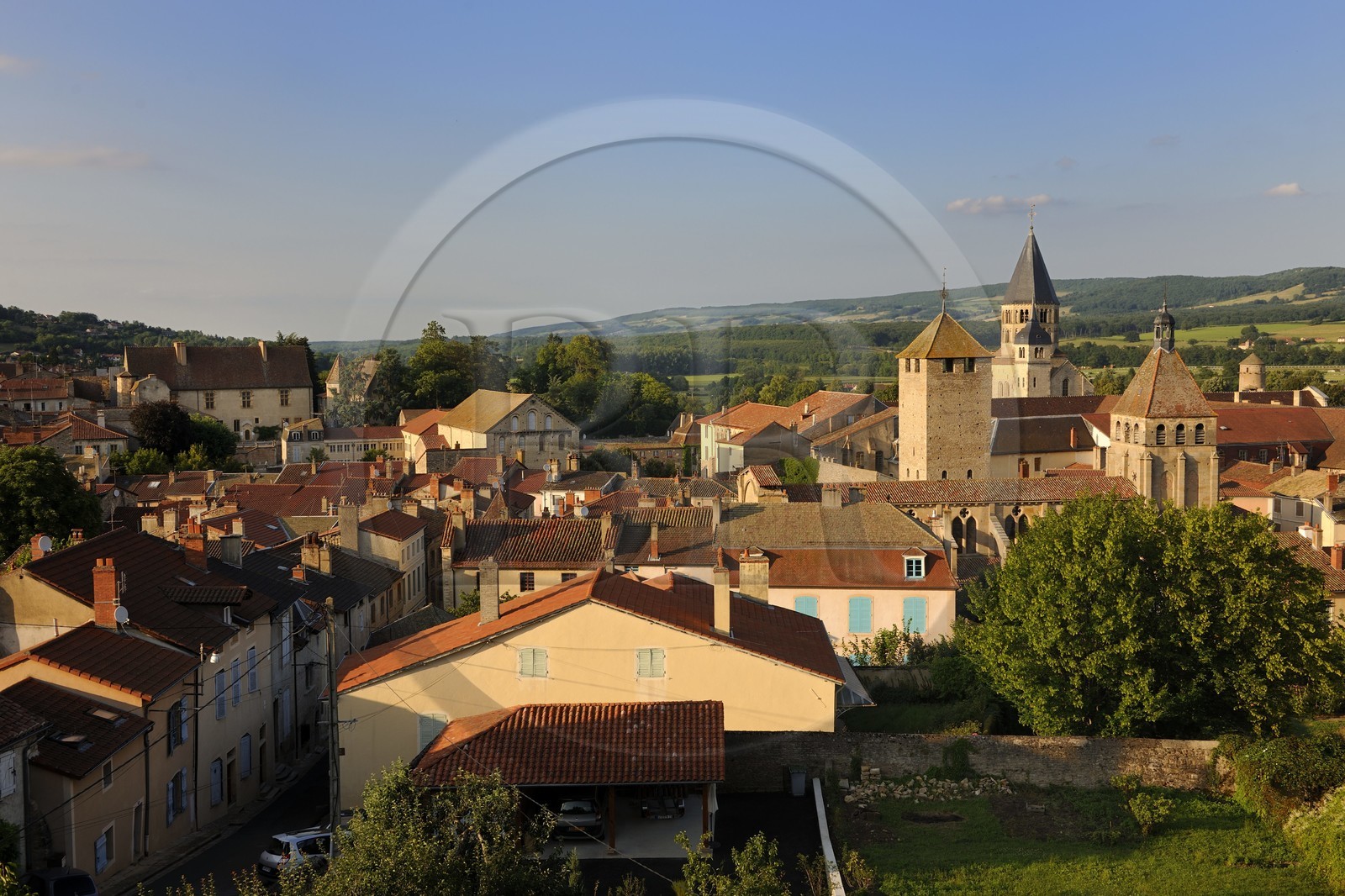France, Saône et Loire (71), Cluny, clocher de l'Eau Bénite de l'ancienne abbaye au fond avec la Tour du Fromage et à droite l'église de Notre-Dame, au fond gauche le musée Ochier d'Art et Archéologie dans l'ancien palais abbatial