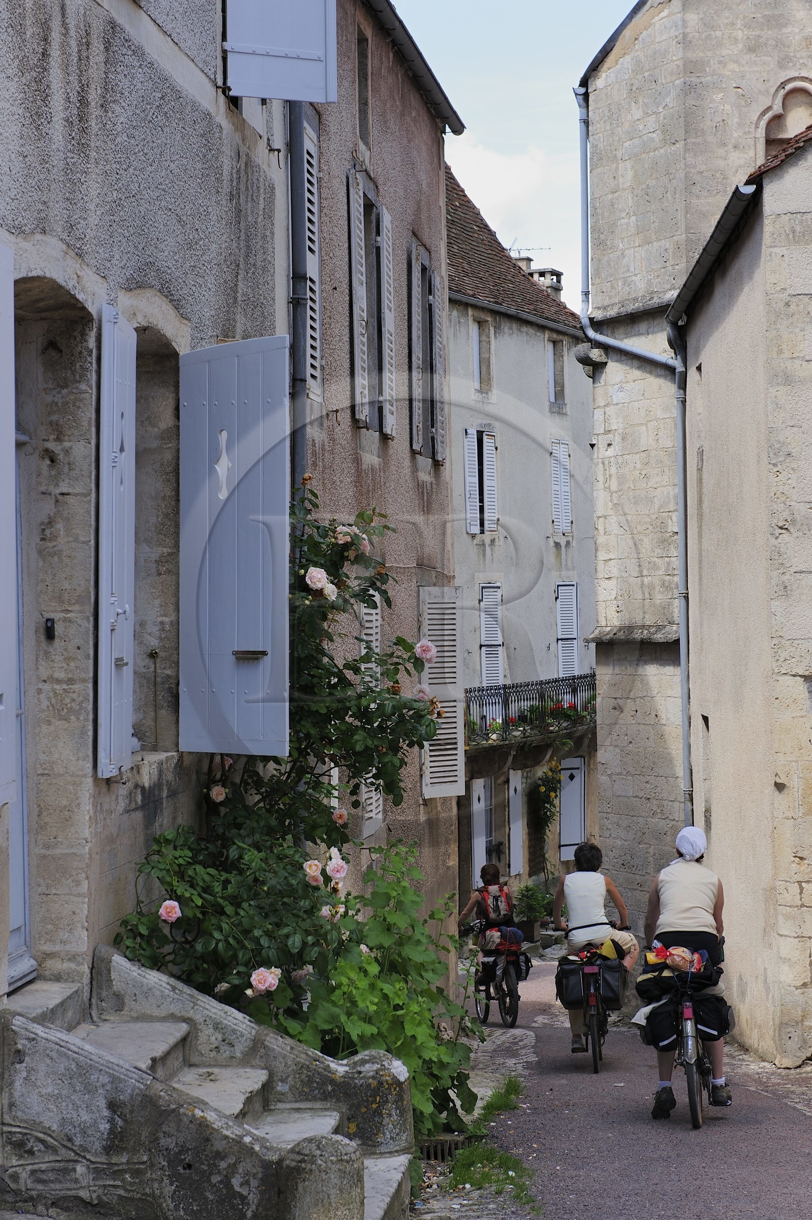 France, Côte d'Or (21), Flavigny-sur-Ozerain, cyclistes rue de l'église