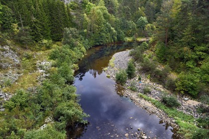France, Haute-Loire (43), vallée de la Loire, Salettes, randonneuse longeant les berges de la Loire au Pont de Soubrey