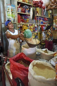 Nicaragua, Leon, marché du quartier de Sutiaba, épicier